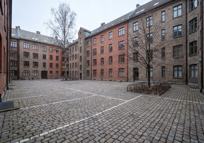 Bakgården med gratis parkering for pasienter